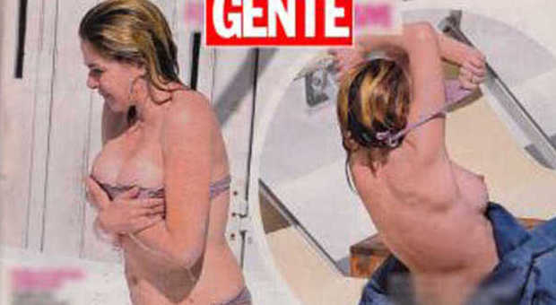 Claudia Gerini, sexy topless estivo a Ponza con la famiglia