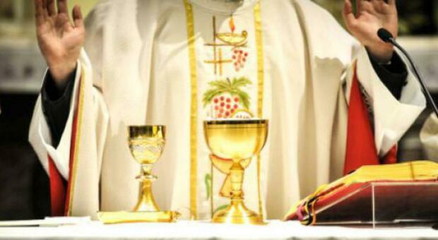 Coronavirus, troppi contagi nel Napoletano: parroco rinuncia a celebrare messa