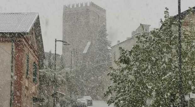 La nevicata nel borgo di Torre Cajetani