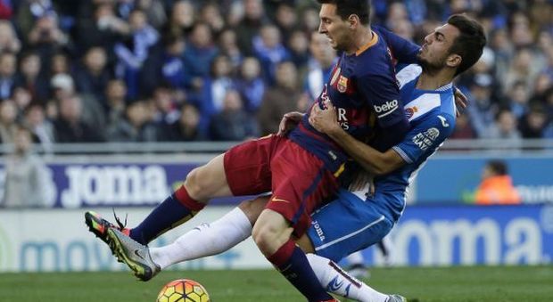 Leo Messi contrastato durante il derby da Abraham Gonzalez dell'Espanyol