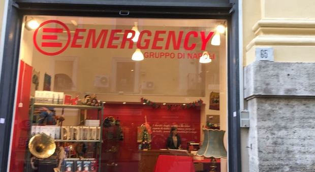 Apre lo store di Emergency di Napoli: 40 volontari, aperto fino a Natale