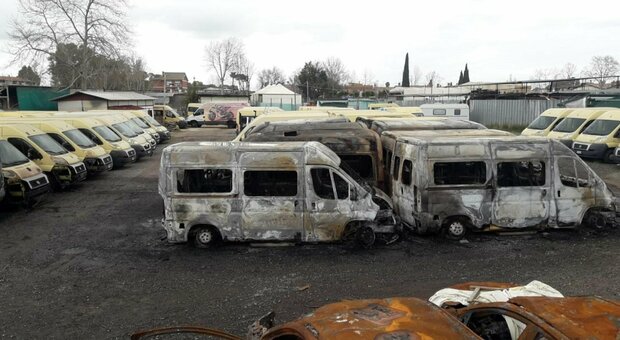 il rogo dei 22 scuolabus sulla via Ostiense: distrutte carcasse ferme da tempo, trovate tracce degli inneschi