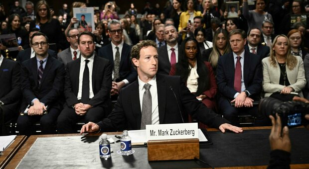 Zuckerberg si scusa in Senato per i suicidi dei ragazzi sui social: «Mi dispiace per quello che avete passato, non deve più succedere»