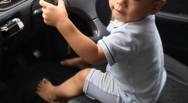 Bambino gioca in auto e accende il motore: la macchina parte. La mamma lo salva per miracolo prima dello schianto