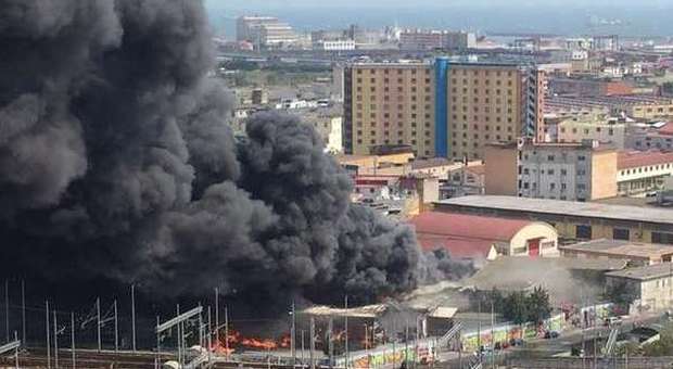 Napoli, maxi-incendio nei capannoni della zona Est, sei persone intossicate. Paura e nube di fumo sulla città | Video
