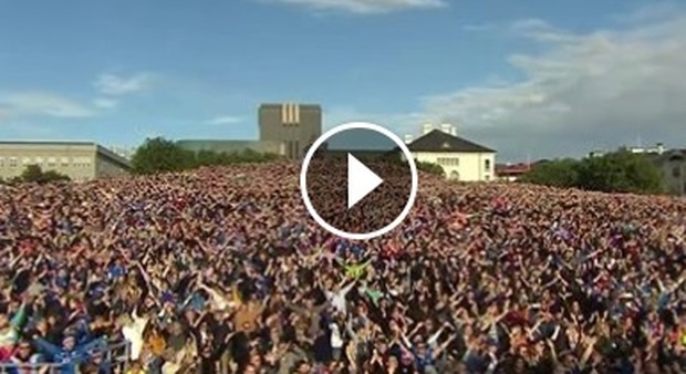 Islanda, la Nazionale torna a casa: l'accoglienza della folla alla squadra mette i brividi -Guarda