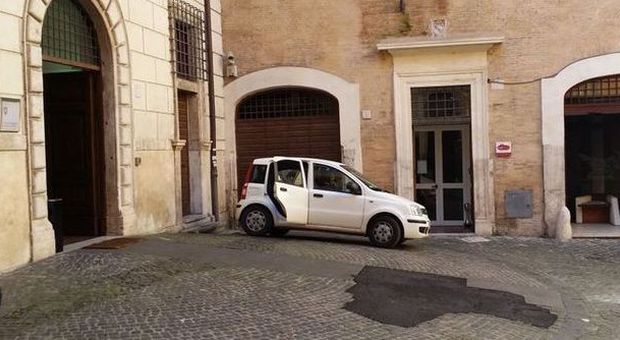 Roma, piazza Lovatelli è pedonale ma la Sovrintendenza la usa come parcheggio