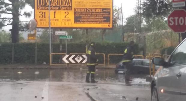 I pompieri al lavoro in via Solferino a Porto San Giorgio