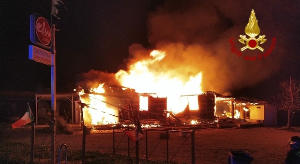 Furioso incendio nella notte, distrutta la trattoria "la Baracchetta"
