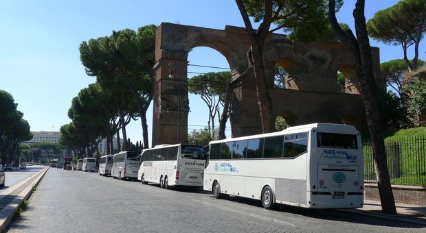 Roma, bus turistici: 2 varchi su 3 scoperti. L'amministratore di Roma Servizi per la Mobilità: «Ora telecamere contro gli abusivi»