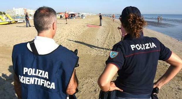Rimini, ragazzina di 15 anni denuncia stupro di gruppo in spiaggia: «Erano coetanei»