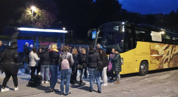 Caos al Liceo, gita annullata all ultimo: genitori bloccano i bus, arriva la polizia