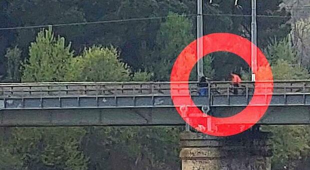 San Benedetto, il Tronto si oltrepassa sul ponte della ferrovia: pericolosa pratica di ciclisti e pedoni