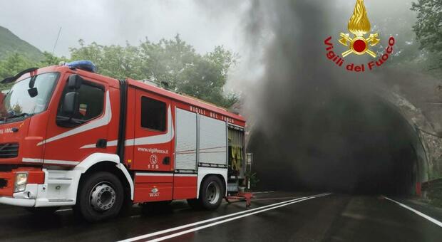 Camion incendiato nella galleria della superstrada Cassino-Sora, a rischio il passaggio del Giro d'Italia