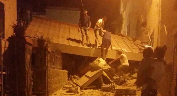 Terremoto a Ischia, le testimonianze: «Ho visto i tetti delle case venire giù»