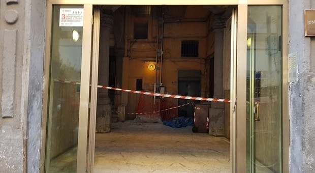 Napoli, cade e muore mentre puliva il lucernario: «L'ambulanza sul posto in nove minuti»