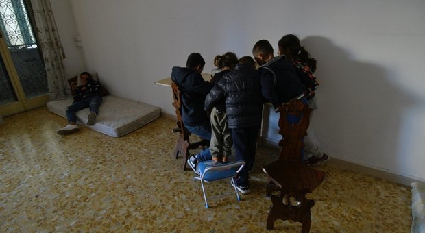 Casal Bruciato, la famiglia rom resiste: «Abbiamo paura, ma non rinunciamo alla casa»