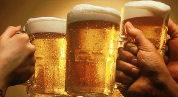 La pancia da birra? Un falso mito. Per gli esperti il consumo moderato fa bene alla salute