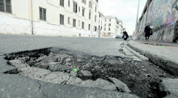 Testaccio va in buca: strade distrutte ​e crateri in tutta la zona