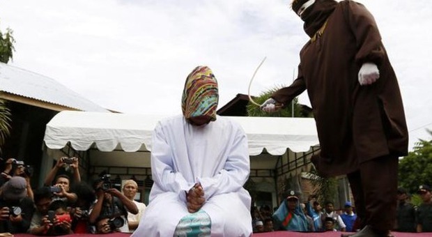 Indonesia choc, donna frustata in piazza: "Ha fatto sesso prima del matrimonio"