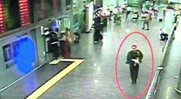 Uno dei terroristi che hanno colpito l'aeroporto (Hurriyet)