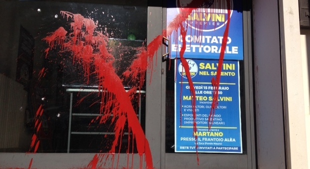 Vernice rossa e sassi contro il comitato elettorale di Salvini alla vigilia della sua presenza in città. E' allarme
