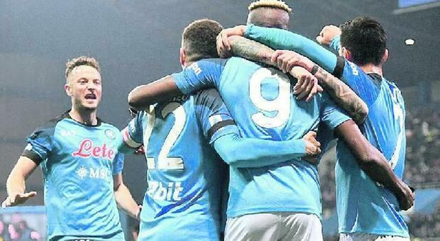 L'abbraccio azzurro dopo il gol di Victor Osimhen