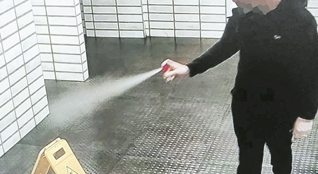 Pesaro, paura e malori al centro commerciale per lo spray urticante: «L'ho trovato e volevo provarlo»