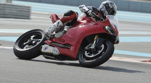 La velocissima Ducati 1199 Panigale impegnata sulla pista di Yas Marina ad Abu Dhabi