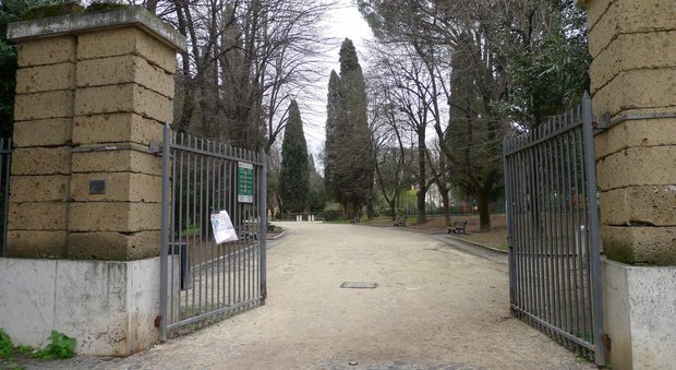 Roma, colla sui cancelli dei parchi contro i volontari-guardiani. Montanari: «Atto gravissimo»