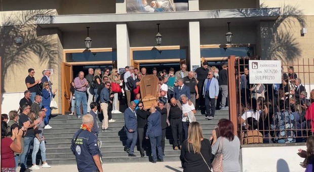 Professore ucciso a scuola, funerali a Mugnano: «Inutile interrogarsi sui motivi»