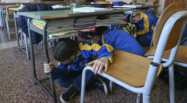 Le prove di evacuazione per ' Allarme sisma, nella scuola San Giuseppe a Pozzuoli ( Napoli) 22 aprile 2024 ANSA/ CIRO FUSCO