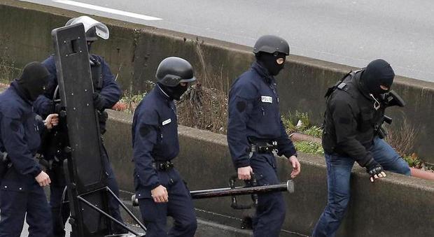 Terrorismo, maxi operazione della polizia nella banlieue nord di Parigi