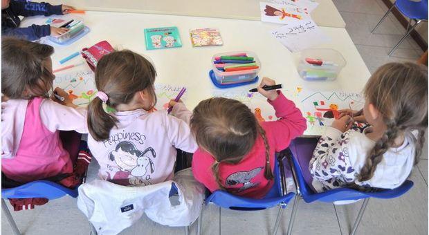 Bambini intenti a colorare: l'amministrazione di Spresiano garantisce il rimborso totale delle rette