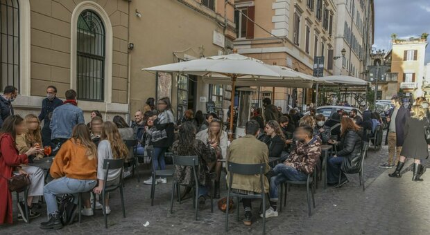 Bar e locali stop, si riapre a maggio Il Lazio torna arancione da martedì