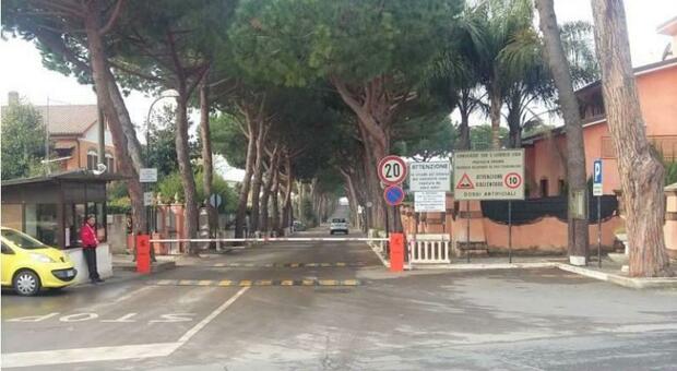 Roma, cluster a Tor San Lorenzo: «Mascherine all’aperto»