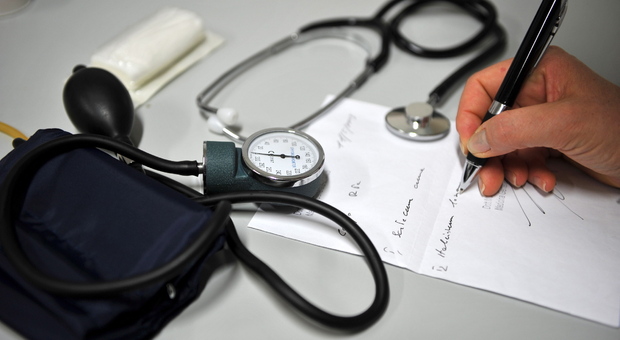 Liste d'attesa troppo lunghe, controlli sulle prescrizioni: nel mirino i medici di base