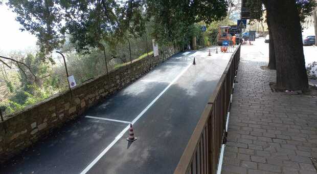 L'intervento di asfaltatura da poco ultimato in via Enrico dal Pozzo (parte alta)