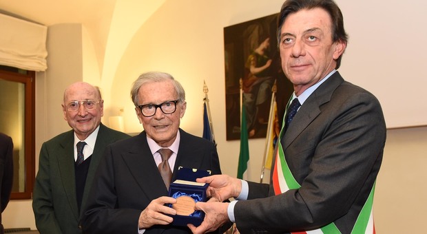 Giuliano Tabacchi (al centro) riceve il sigillo della città dal sindaco Giordani