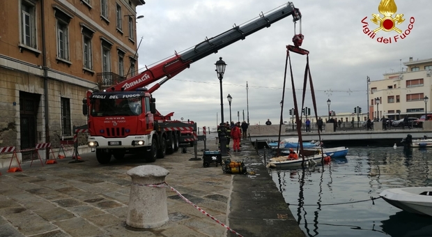 Barca a motore affonda nel canale di Ponterosso: recuperata