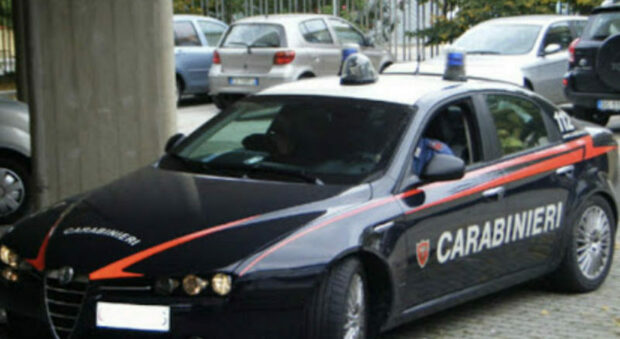 Ruba borsone da un'auto parcheggiata arrestato dai carabinieri