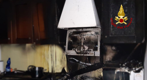 Incendio del piano cottura in cucina: la casa invasa dal fumo, 30enne portato in salvo