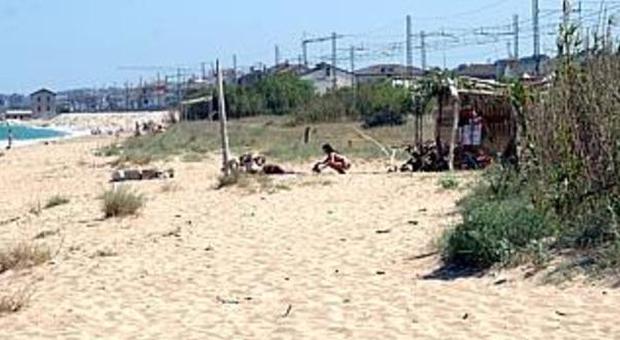 Nudisti in spiaggia a Porto Potenza