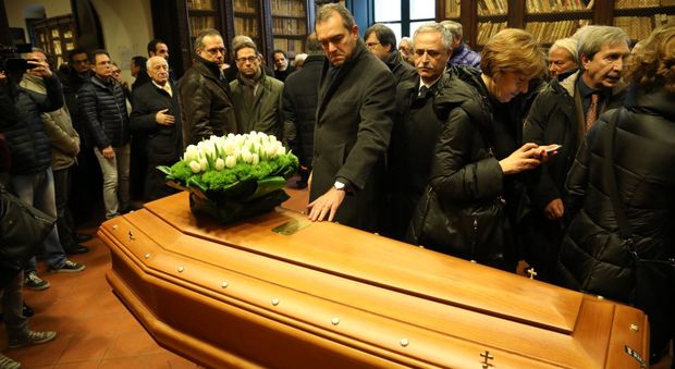 Funerali di Galasso, commozione e ricordi di amici e istituzioni: «Ci insegnò ad amare Napoli»