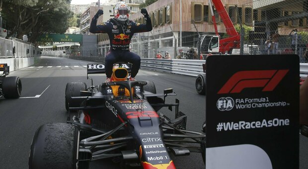 Formula 1, a Monaco Verstappen vince e supera Hamilton in classifica. 2° Sainz, 3° Norris