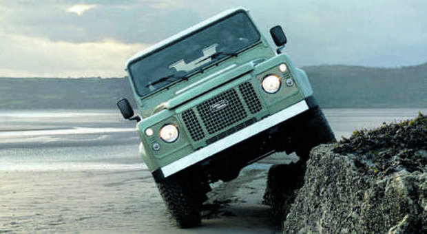 Land Rover, dopo 67 anni va in pensione la mitica Defender: caccia agli ultimi esemplari