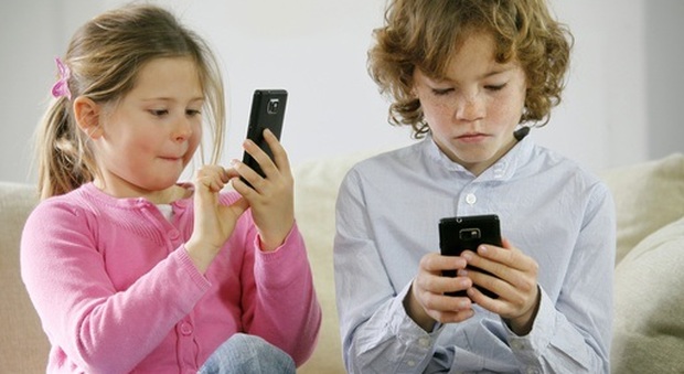 Sindrome occhio secco da smartphone, rischio per i bambini