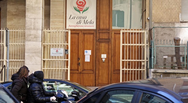 Coronavirus a Napoli: focolaio nella casa di riposo, la protesta dei parenti. Anziani trasferiti in ospedale