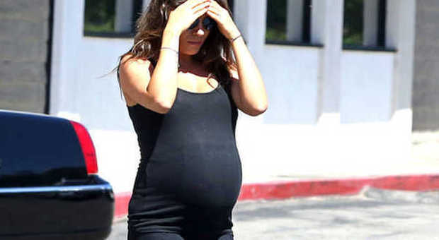 Mila Kunis irriconoscibile: super pancione da futura mamma mentre fa joga a L.A.