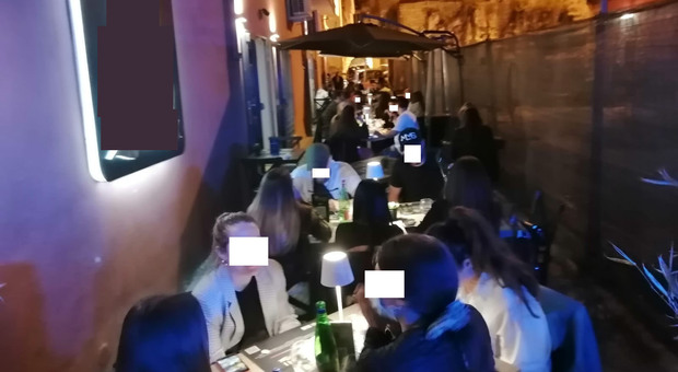 Pozzuoli, decine di clienti in pizzeria in pieno coprifuoco: locale chiuso dalla polizia municipale
